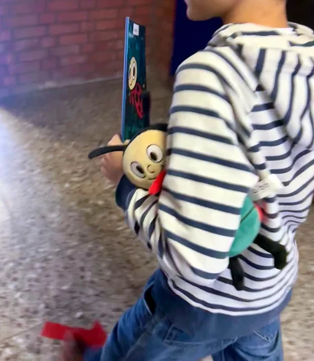 Kind mit Fleckie unter dem Arm