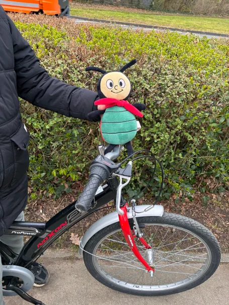 Kind mit Fleckie auf dem Fahrrad