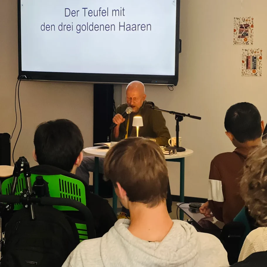 Matthias Schmitt bei der Lesung des Märchens "Der Teufel mit den drei goldenen Haaren" zum Internationalen Tag der Leichten Sprache.