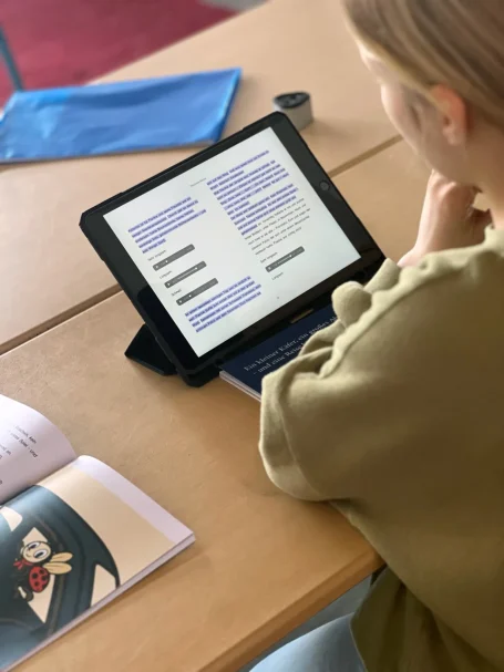 Mädchen mit Audio-Ebook