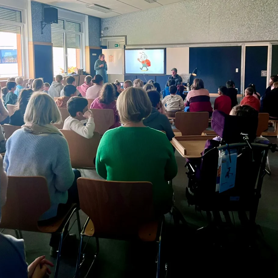Lesung in der Hilda-Heinemann-Schule. Menge von hinten fotografiert.