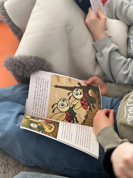Kind mit Buch