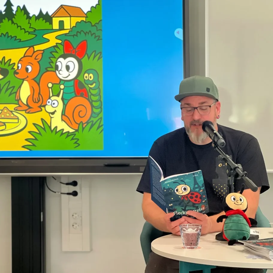 Markus Grimm Fleckies Reise Markus Grimm rechts im Bild liest aus dem Buch Fleckies Reise in Einfacher Sprache