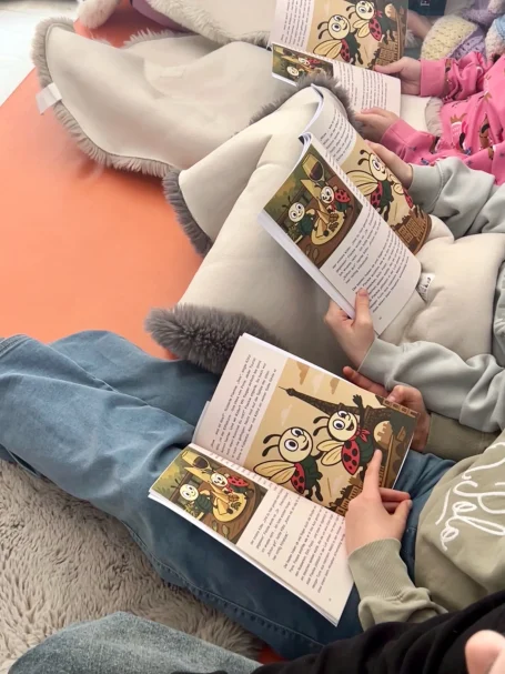 Chorisches Lese Kinder mit Buch