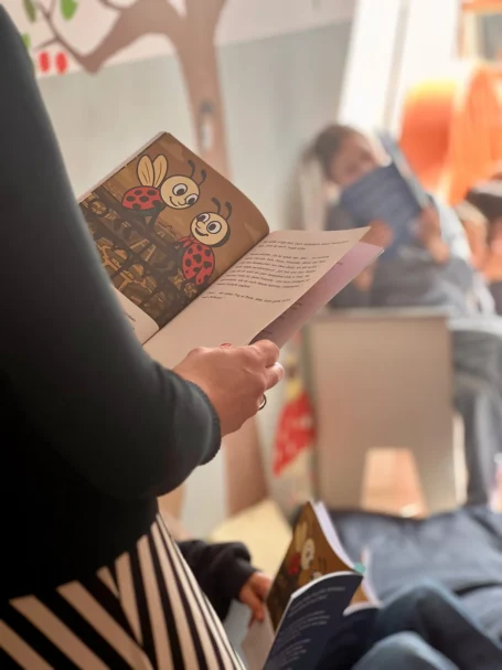 Lehrerin mit Buch